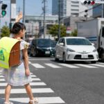 横断歩道を渡ろうとする女の子