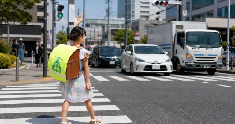 横断歩道を渡ろうとする女の子